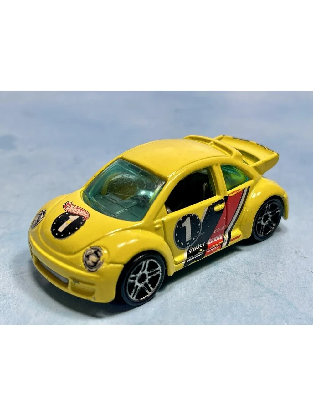 2001-2002 Volkswagen New Beetle RSi Collectible 1/64 Scale Diecast Diorama Model